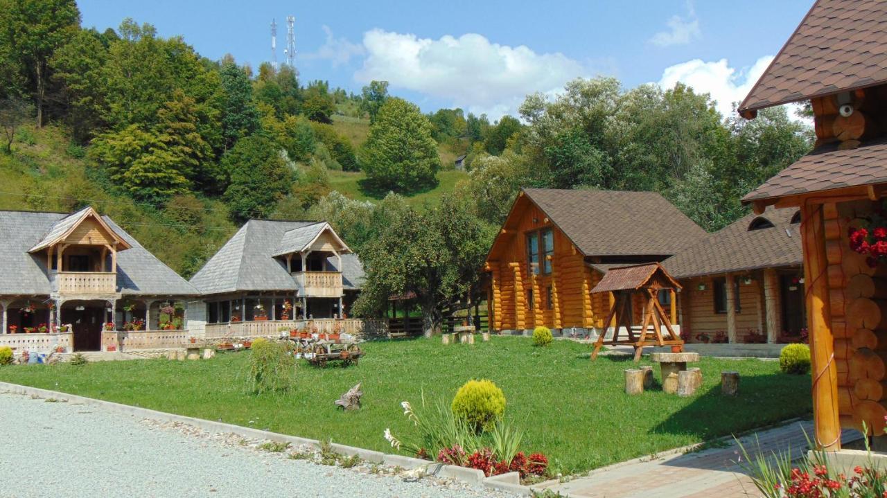 Casutele Din Moisei Hotel Exterior photo