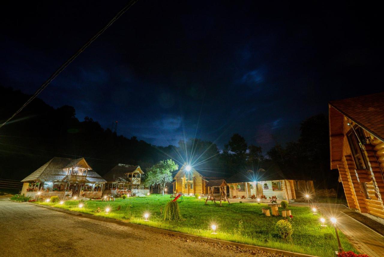 Casutele Din Moisei Hotel Exterior photo